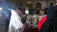 Vladike i sveštenici poje na opelu patrijarha Irineja