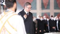 Vučić položio venac na odar blaženopočivšeg patrijarha srpskog Irineja: Poklonio se i prekrstio