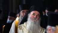 Episkop David uslikan na sahrani i bez maske: Nakon toga saznao da ima koronu i završio je u bolnici