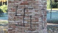 Kukasti krst i ustaško "U" iscrtani na spomeniku žrtvama Holokausta u Varaždinu