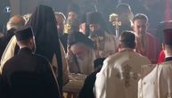 Snimljen episkop David dok celiva kovčeg patrijarha: Nakon njega isto uradila brojna sveštena lica
