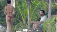Džerard Batler na zavučenoj plaži u Meksiku uživao sa seksi brinetom: Tetovaže su joj baš opasne!