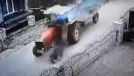 UZNEMIRUJUĆI SNIMAK Traktorom namerno pregazio psa, ljudi prolazili, niko životinji da pomogne