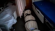 Telo uvijeno u čaršav leži na podu, pored njega u krevetu živ čovek: Užasne slike iz Španije