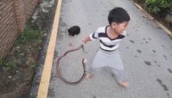 Bezobzirni otac: Trenirao sina od 4 godine da hvata zmije pa mu se smejao kada ga je guja napala