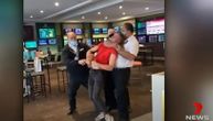 Davio ga dok nije izgubio svest, pa bacio na pod - sve zbog maske: Šokantan snimak iz Australije