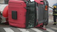Nesreća na Zrenjaniskom putu: Prevrnula se cisterna, vozač povređen, mazut se izlio