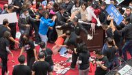 Poslanici se gađali svinjskim iznutricama, crevca vise sa govornice: Ludilo u tajvanskoj skupštini