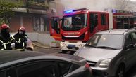 Čak 29 vatrogasaca gasilo požar na Južnom bulevaru, u podrumu stambene zgrade: Dim kulja iz magacina