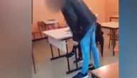 Užasni snimak iz Cazina: Maltretira autističnog dečaka u školi, umesto da mu bude drug