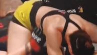 MMA takmičarki ispale grudi tokom meča, sudija prišao i namestio joj grudnjak