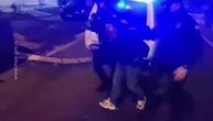 Snimak hapšenja mladića koji je pucao na Karaburmi, pa "divljao" u Mirijevu: Na sedištu nađene čaure