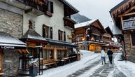 Francuski gradić prkosi Makronu: Okačili zastave Švajcarske, protive se odluci zatvaranja skijališta
