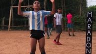 Indijski dečak iskopirao Maradonin gol Juventusu i odao počast preminulom Argentincu