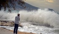 Haos na Jadranu: Oluja diže talase od nekoliko metara, obala u Kaštelima potpuno pod morem