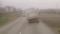 Sva sila košave na snimku iz Novog Sada: Zanosi kamion u stranu, na kraju mu oduva sve sa prikolice