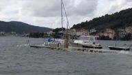 Orkanski udari vetra u Dalmaciji: Talasi do 6 metara, more se izlilo, voda ušla i u kuće