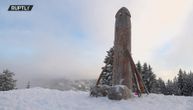 Planina postala Instagram atrakcija: Dvometarski drveni falus nestao pa se podigao još masivniji