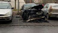 Vatra progutala BMW u Novom Sadu: Bio je parkiran ispred zgrade koja je juče gorela