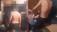 Užasan snimak vršnjačkog nasilja: Mladića obaraju na pod, udaraju, stiskaju nogom vrat i smeju se