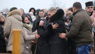 Izgoreo deo krsta na grobu oca Darka Lazića: Pevačeva majka kaže da ne zna ništa o tome