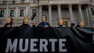 Španija na korak od legalizacije eutanazije: Protest ispred parlamenta uz prepoznatljive maske