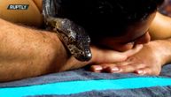 Najstrašnija masaža na svetu: Dođete da se opustite, a onda vam na leđa stave zmije