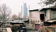 S jedne strane kula s lux stanovima, s druge divlje kućice i konji koji pasu: 2 slike Novog Beograda