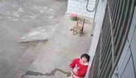 Srceparajući snimak: Devojčica stoji pored vrata, gleda u kameru i doziva roditelje