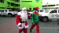 Deda Mraz promenio zanimanje: Umesto spremanja poklona stavlja lisice okorelim kriminalcima
