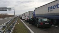 Na ulazu u Srbiju iz Hrvatske kolona duga oko 10 kolometara: Na Bajakovu se čeka čak i satima