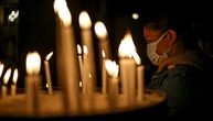 Skandalozno ponašanje na Uskrs: Devojke pile i pušile u crkvi, gasile sveće i cerekale se