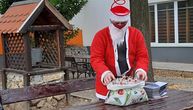 Beogradski nastavnik kao Deda Mraz podelio knjižice i paketiće đacima: Verovatno je omiljen u školi