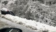 Prva slika nezgode zbog snega i brzine kao opomena: Audi sleteo sa puta kod Nove Varoši, izvlače ga