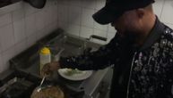 Kanga ne skida jaknu ni kad sprema hranu: Pogledajte Gabonca u kuhinji sa Zvezdinom novinarkom