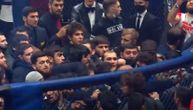 Opšta tuča na MMA spektaklu u Moskvi, čak su i navijači uleteli u ring