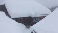 Kolaps u Sjenici zbog snega: Šlogirani vozač saniteta jedva dobio pomoć, više od 1.000 kuća u mraku