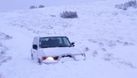 Haos u regionu zbog snega: Beli pokrivač zatrpao terenski automobil na Dinari