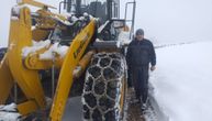 Zoran čisti sneg na putevima iako je tek preležao koronu: Zapadna Srbija u problemu i zbog struje