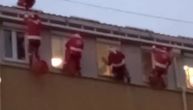 Dirljiva scena pred Tiršovom: Zbog epidemije pokloni za najmlađe pacijente stižu - kroz prozor