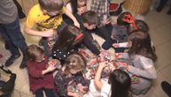 Najveselija zgrada u Čačku: Na jednom spratu živi 23 mališana, a u hodniku je novogodišnja bajka