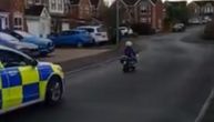 Neobična trka na ulicama: Dečak na motoru igrački "izazvao" policajku u kolima
