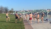 Nestvaran prizor 1. januara u Beogradu: U kupaćim kostimima treniraju kraj Save, pa uskaču u vodu