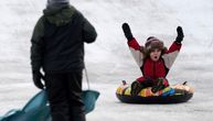 Deca širom Srbije uživaju u snegu: Sankaju se na gradskim ulicama, ali i na planinama