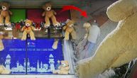 Snimak sramotne krađe u Pančevu: Ukrali novogodišnje medvediće koji su deo humanitarne dekoracije