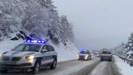 Sneg koji ne staje izazvao kolaps: Automobil smrskan u lančanom sudaru na Zlatiboru, saobraćaj stoji