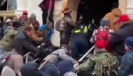 Objavljen snimak okršaja na Kapitol Hilu: Demonstranti vukli policajca niz stepenice