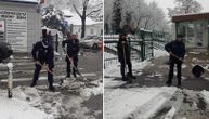 Policajci i komunalni milicajci u akciji čišćenja snega i pomoći građanima