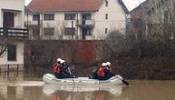Spasioci evakuisali 34 osobe iz poplavljenih područja, najviše iz Doljevca, spasena 4 dečaka