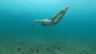 Žena stena: Oborila svetski rekord u plivanju ispod leda i to u običnom kupaćem